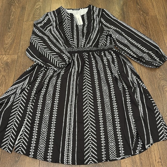 BloomChic Plus Size 2XL Geometric Pocket  V Neck Knee Dress - Picture 3 of 3